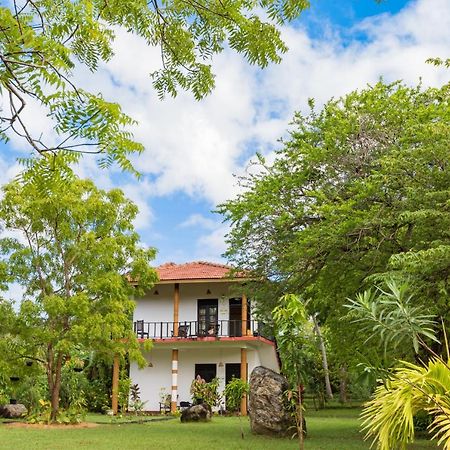 Rock Violet Lakefront Cabanas & Restaurent Tangalle Exterior photo